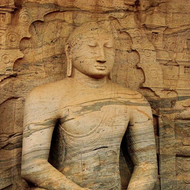 statue aukana
