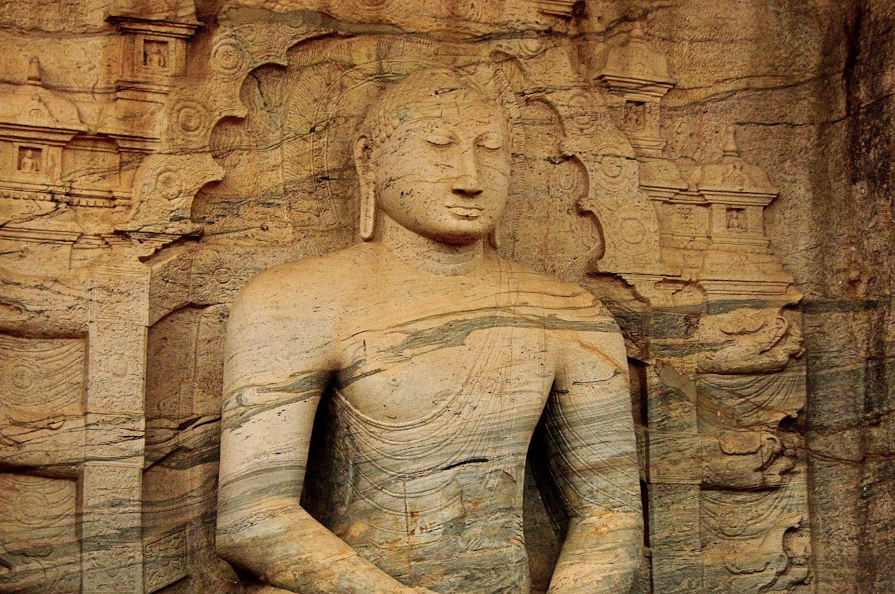 statue aukana